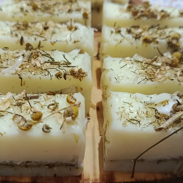 Sabonetes artesanais com ervas e flores
